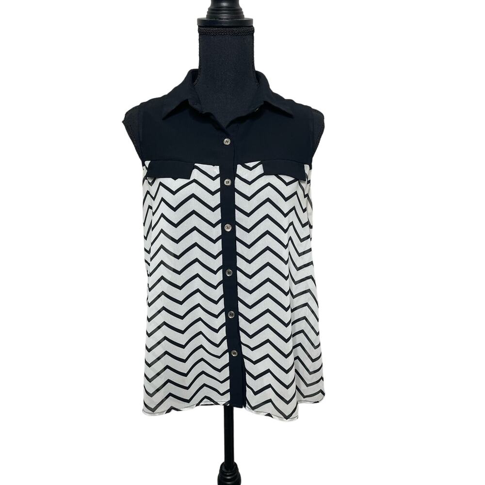 Sans Souci Sleeveless Tank Blouse Black White Geometric Pattern ZigZag S Button